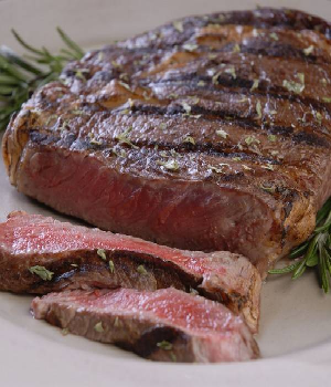 Gegrilde ribeye met gesauteerde champignons en knoflookpuree